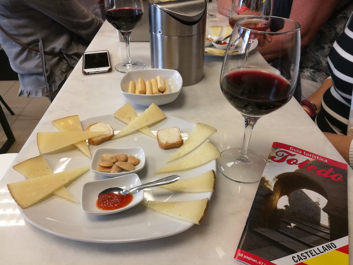 thepacklanguage's tweet photo. Hoy es el #DíaMundialdelQueso y nosotros lo celebramos recordando la cata de quesos que hicimos en #Toledo, excursión incluida en nuestro #MadridPack. 🧀😋
.
#languageholidays #languagetourism #VisitSpain #LearnSpanish #Spanishforadults #languageexperience #excursion #UNESCO https://t.co/y56hPWdvcz