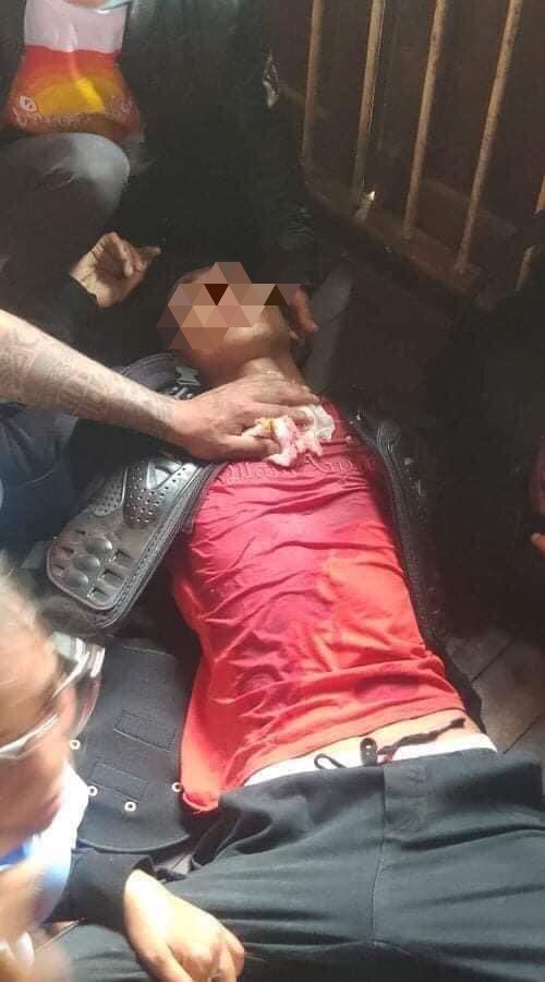 hannayuri_twt's tweet photo. tw // blood
Military terrorists violently dispersed peaceful strikes in #Mogok. Two person were shot DEAD, 1 in throat &amp; 1 in the abdomen. More than 15 people were injured from live ammunitions.
ANTIFASCIST REVOLUTION
#AntiFascistRevolution2021
#Mar27Coup
#WhatsHappeningInMyanmar https://t.co/YIvgdG5osb