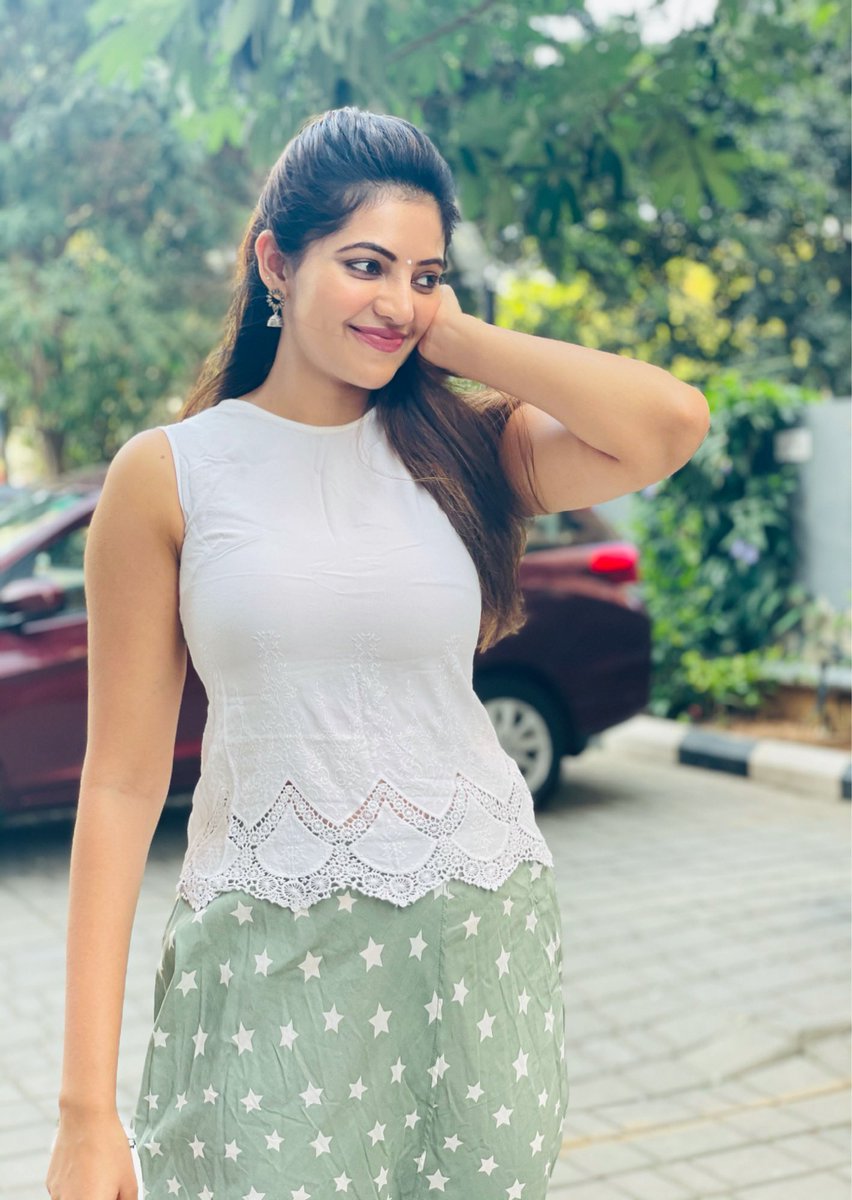 AthulyaOfficial's tweet photo. Think of all the good moments in life and keep smiling ❤️😍😍 #sweethearts #weekendvibes✌️ #keepsmiling #spreadpositivity 😍 https://t.co/tVEdYBaJ1r