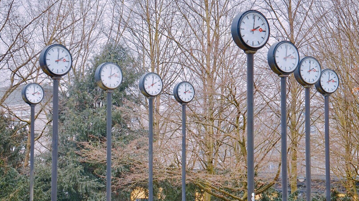 Ann ドイツ観光系 タビシタ サマータイムの始まり 終わりにいつも思い出すのが デュッセルドルフのフォルクスガルテンにある Zeitfeld クラウス リンケ作 24個の時計群のアート作品 ちゃんと夏時間 冬時間にかわりますよ 私は日本との時差7
