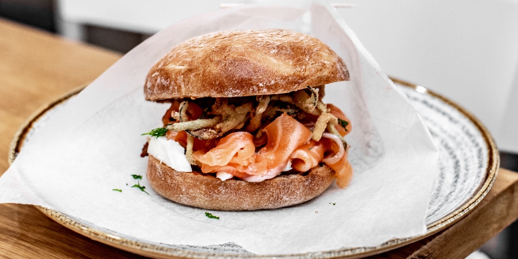 rawfishlondon's tweet photo. Savour the flavour. Cured salmon Sea Bun: raw salmon, garlic oil, fior di latte, fried courgette and dried tomatoes.
Perfect for people watching in the heart of Brick Lane on a sunny afternoon ☀️
Reopening on 12th April, Monday to Sunday from 5pm to 11pm.

#RAWFishLondon https://t.co/NRBHW2sk7j