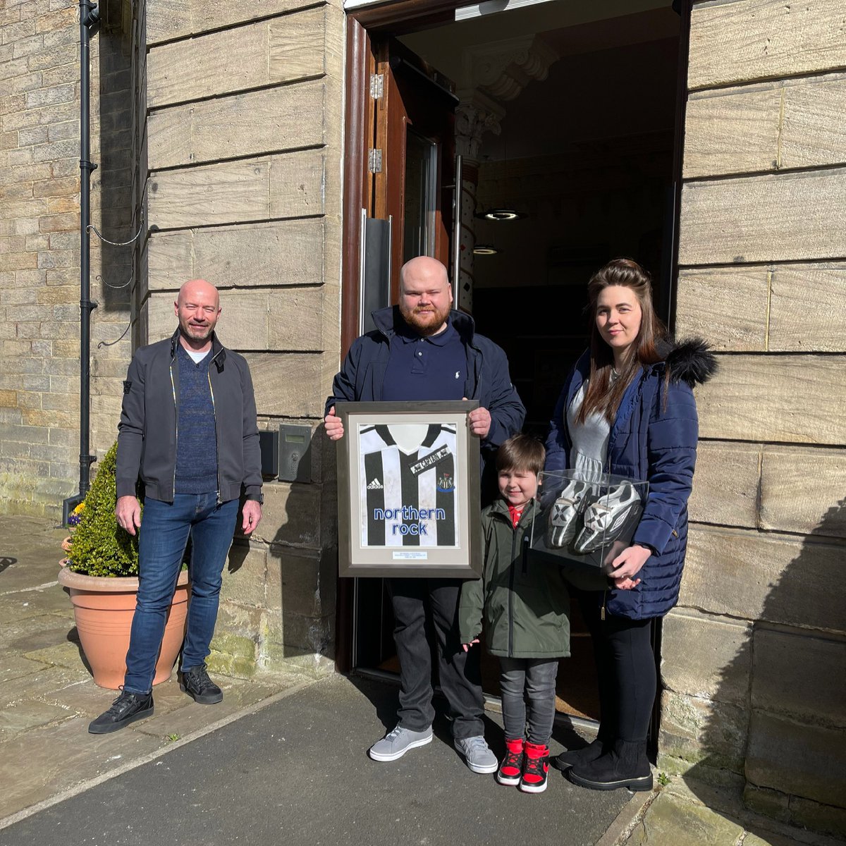 Such a pleasure to meet <a href="/GaryMoseley93/">Gary Moseley</a> and his family at the centre and give him the top and boots he won in the @AlanShearerFndn prize draw. Thanks again Gary and to everyone who donated.