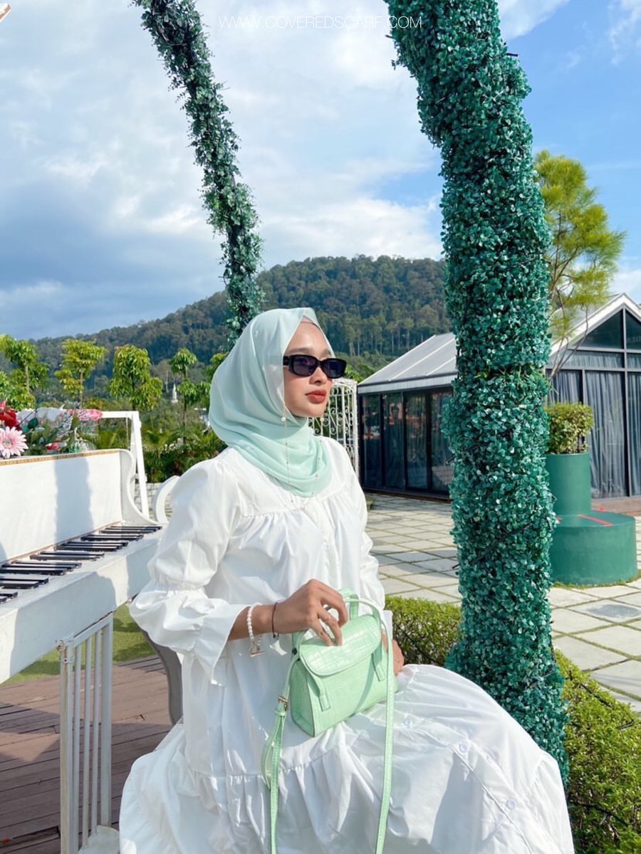 CoveredScarf's tweet photo. Gorgeous Sarra in Darling Mint Green 💚 https://t.co/PTQnQuahsn