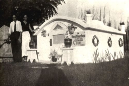 Sadly, Elena succumbed to tuberculosis at her parents' home in Key West on October 25, 1931. Tanzler was absolutely distraught. With the families’ blessing, he paid for the funeral, & for an elaborate mausoleum in the Key West Cemetery, where Elena was interred.