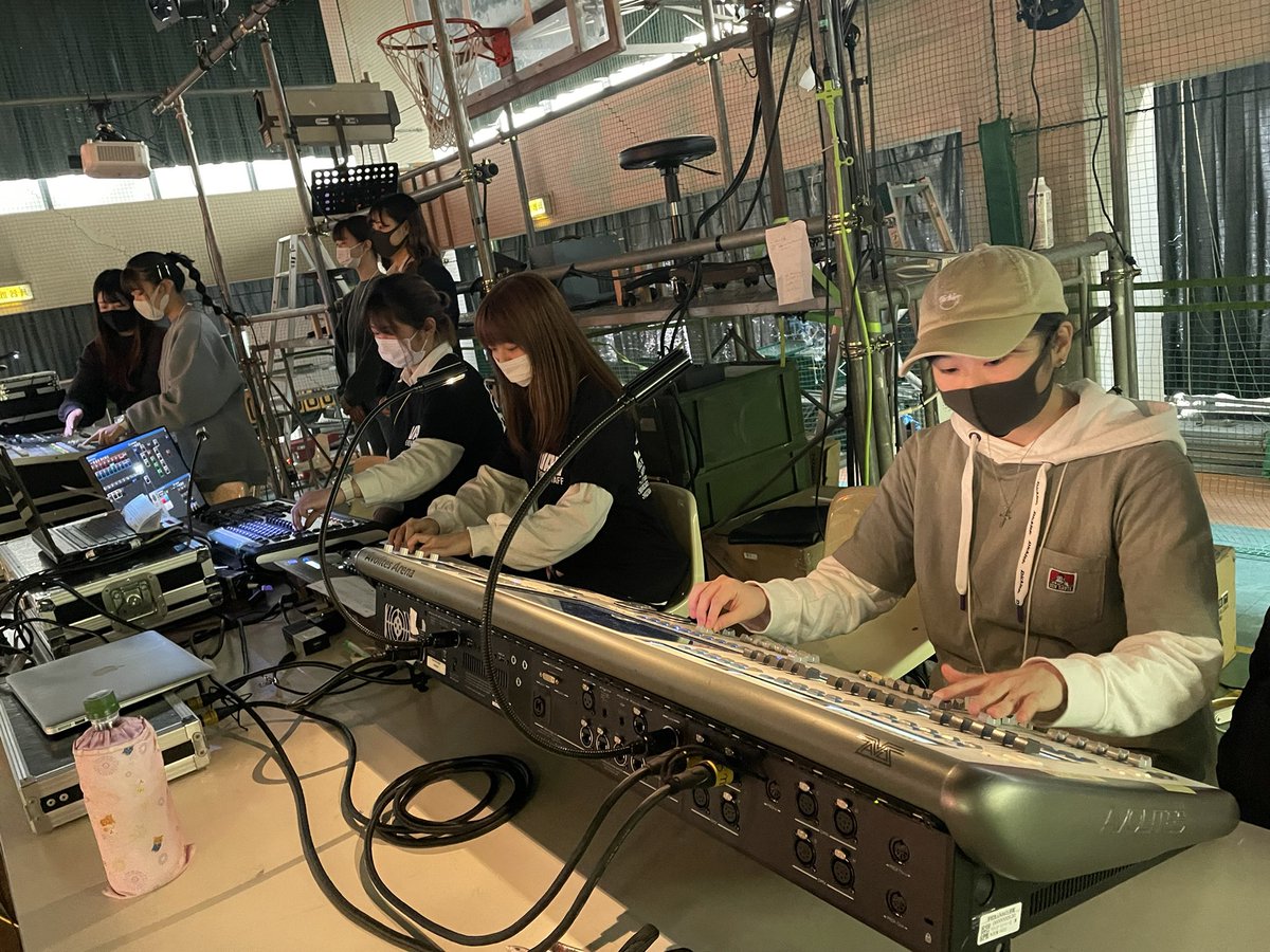 vao_sound's tweet photo. 本日も体育館特設ステージでのコンサートセミナーでした🎸🎤
ゲストはお馴染みスムージチークス👍
今日も楽しいライブでセミナーも進みました！😃 https://t.co/No7d05TkRB
