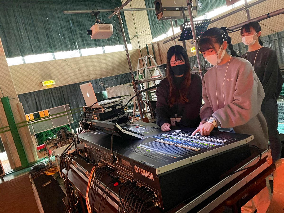 vao_sound's tweet photo. 本日も体育館特設ステージでのコンサートセミナーでした🎸🎤
ゲストはお馴染みスムージチークス👍
今日も楽しいライブでセミナーも進みました！😃 https://t.co/No7d05TkRB