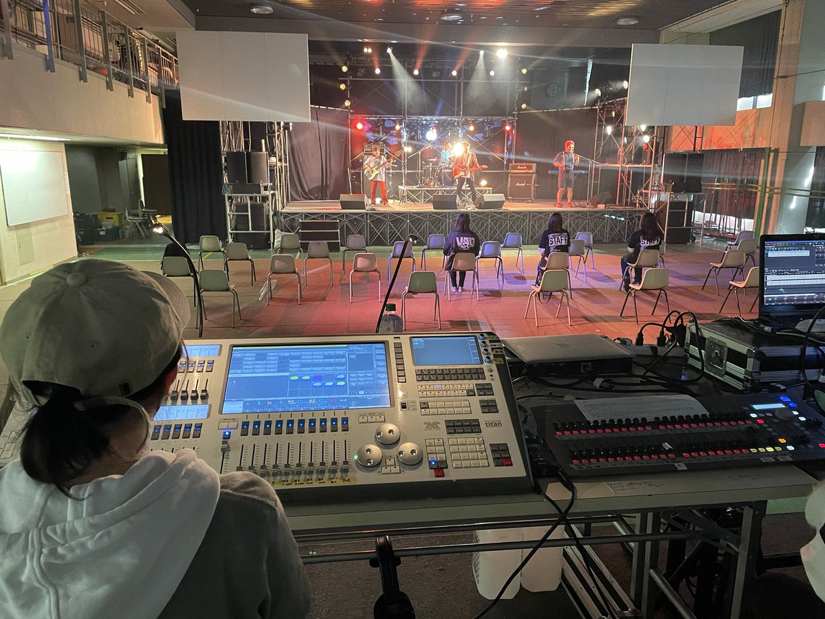 vao_sound's tweet photo. 本日も体育館特設ステージでのコンサートセミナーでした🎸🎤
ゲストはお馴染みスムージチークス👍
今日も楽しいライブでセミナーも進みました！😃 https://t.co/No7d05TkRB