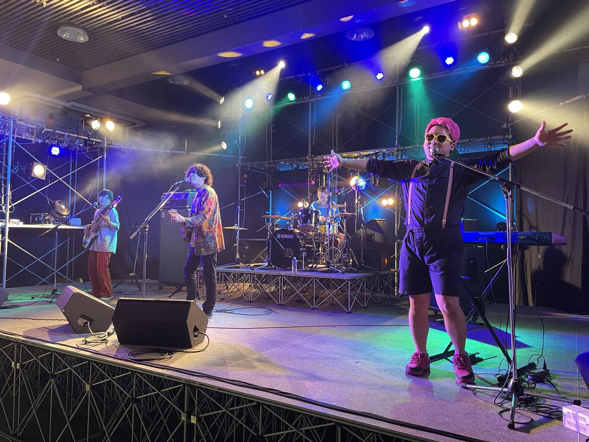 vao_sound's tweet photo. 本日も体育館特設ステージでのコンサートセミナーでした🎸🎤
ゲストはお馴染みスムージチークス👍
今日も楽しいライブでセミナーも進みました！😃 https://t.co/No7d05TkRB