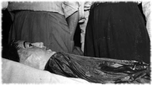 Tanzler was charged with “wanton & maliciously demolishing, disfiguring, & destroying a grave.” While he was awaiting trial, Elena’s remains were put on display at the Lopez Funeral Home. Thousands of ppl came to see her.