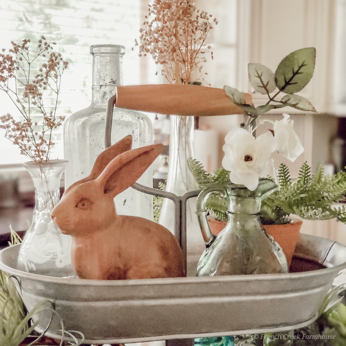 Redecorated my #tieredtray for #Easter and I think the bunnies might need to stick around through spring! 😍 The whole tray is on the blog today: frenchcreekfarmhouse.com/2021/03/easter…

#homedecor #easterdecor #springdecor #homeblogger