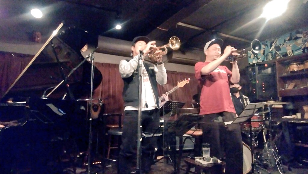 cocoon___m's tweet photo. 本日はミュージシャンズトークVol.2 大山渉×小林洋介@横浜ドルフィー
Trumpet Factoryの郵便カブ聴けてすごく嬉しかったし、生身で触れる音に痺れて、トークでむっちゃ笑って、気づけば今回も楽しくてあっという間過ぎた…。
#大山渉
#小林洋介
#小室響
#まきやまはる菜
#柴田亮
#trumpetfactory https://t.co/6JjHKhE7Ov