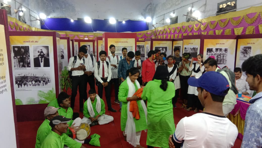CBC_Bhagalpur's tweet photo. #AmritMahotsav : 

आज़ादी के अमृत महोत्सव कार्यक्रम में @MIB_India के   @FOB_Bhagalpur द्वारा #तिलकामांझी विश्वविद्यालय के #टीएनबी कॉलेज परिसर में 23  से 27 मार्च तक आयोजित चित्र प्रदर्शनी के अंतिम दिन सांस्कृतिक कार्यक्रम 

@ROB_Patna @PIB_Patna @FOB_Sitamarhi @Fob_Chapra https://t.co/GdVi7jUegs