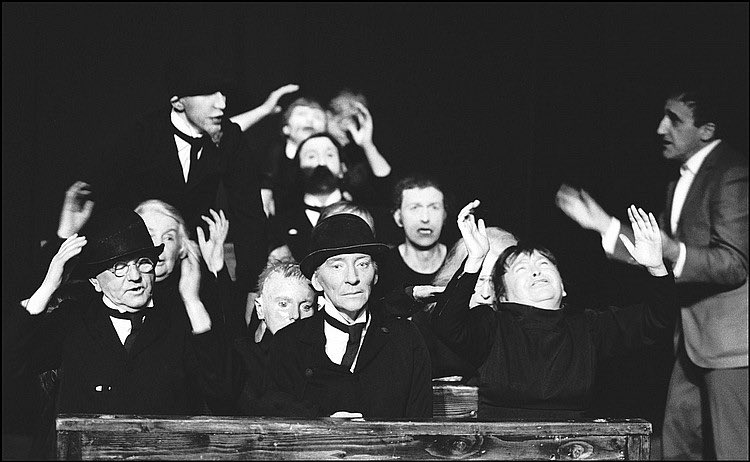 hausbuhne's tweet image. Bu sene Dünya Tiyatro Günü’nde dileklerimiz tiyatroların ayakta kalabilmesi ve tiyatrocuların insani şartlarda yaşayabilmesi. Seneye daha yüksek taleplerde bulunabilmek umuduyla, herkesin Dünya Tiyatro Günü kutlu olsun!#27MartDunyaTiyatroGunu #tadeuszkantor #deadclass #theatreday