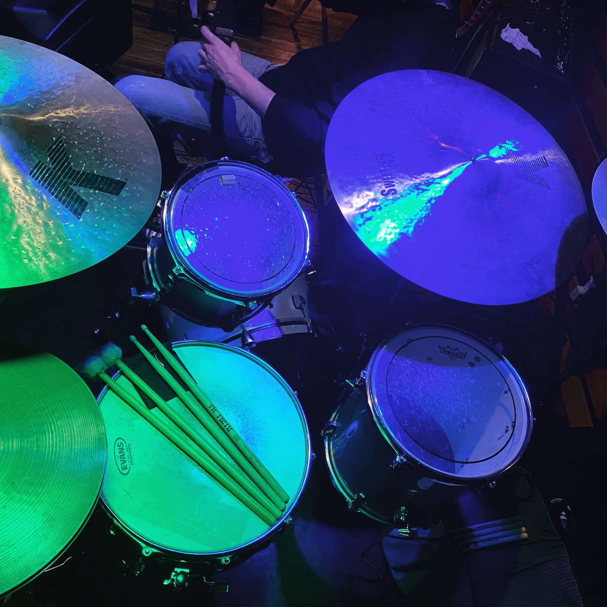 taroyanization's tweet photo. AYANGO LIVE@KAMATAぶらぶら
トラブル続きでしたがなんとか完走!
お越しいただいた皆様ありがとうございました。
そして自粛明けたからか駅前には大量の酔っ払いww
#drums #drummer #kamataぶらぶら #蒲田 #ぶらぶら #ayango #live #livemusic #ドレッド #ドレッドヘア #dreds #dredlocks https://t.co/g1hzxrek9c