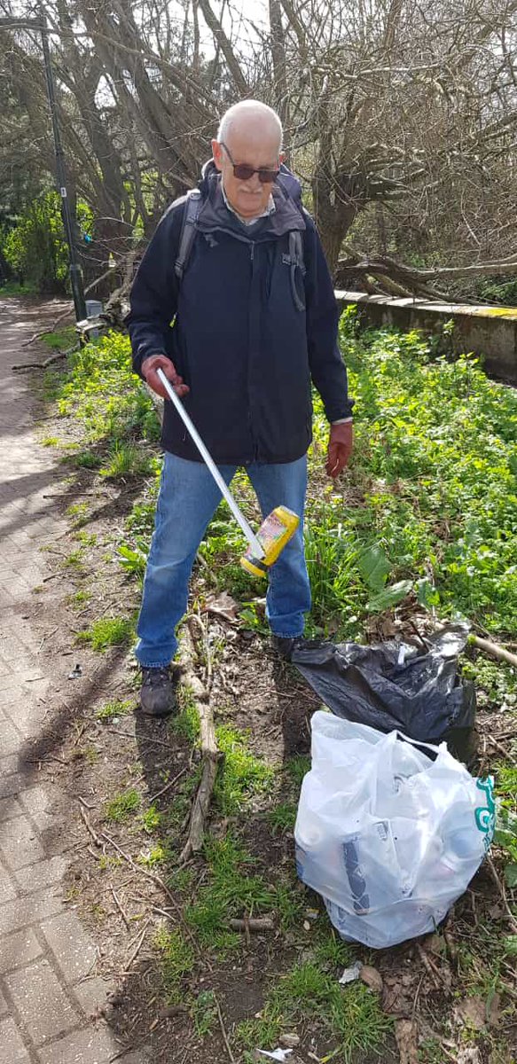 #WasteWarriors @HaydonsNorth 
Picking up rubbish today on the Wandle trail today near Plough Lane  & much of it will be recycled too. Sadly there was a lot of it, but not now!