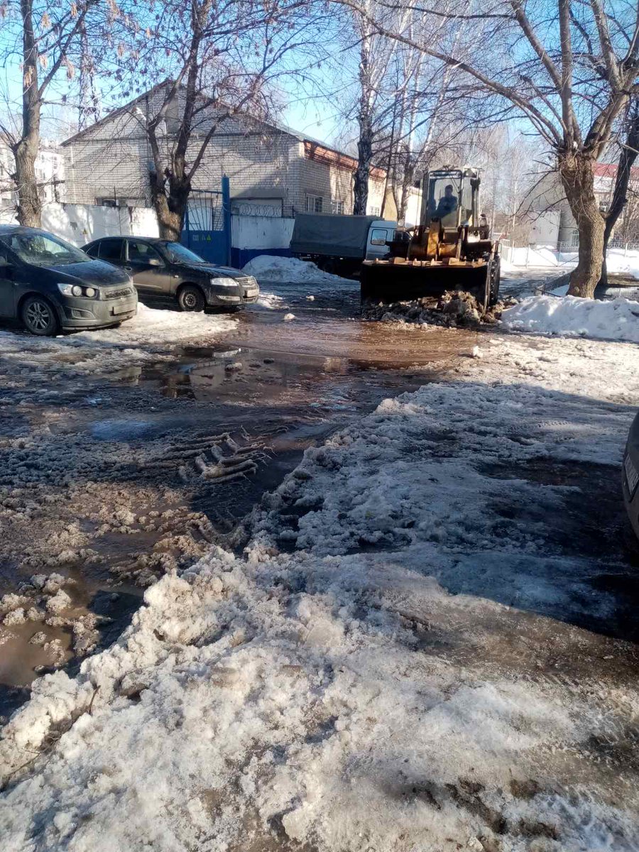 KSK_Otradny's tweet photo. Всеми силами приближаем приход весны. Ведутся работы по вывозу снежных масс и откачке талых вод со дворов МКД. На фото: ул. Первомайская дд.43 и 47. https://t.co/kd2XzHBdBd