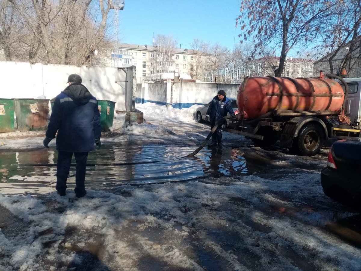 KSK_Otradny's tweet photo. Всеми силами приближаем приход весны. Ведутся работы по вывозу снежных масс и откачке талых вод со дворов МКД. На фото: ул. Первомайская дд.43 и 47. https://t.co/kd2XzHBdBd