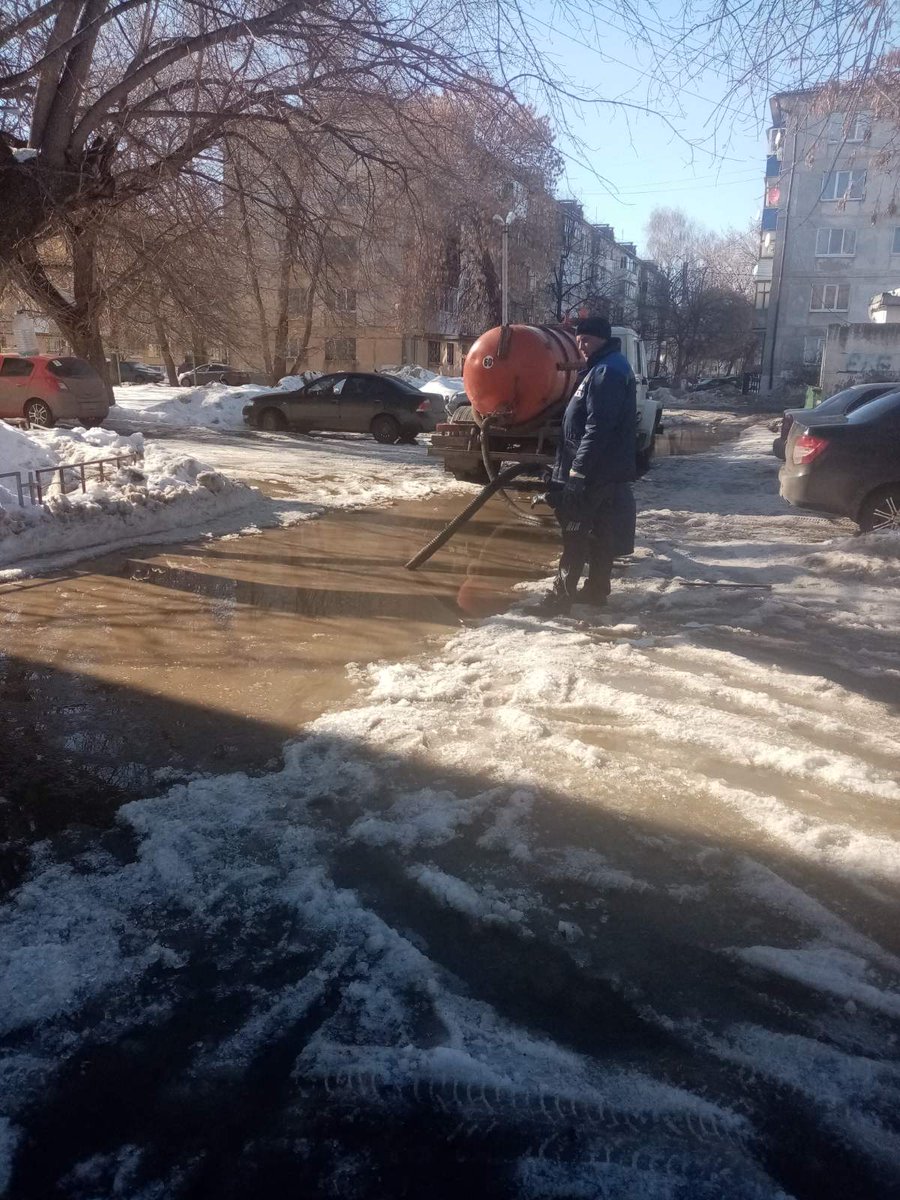 KSK_Otradny's tweet photo. Всеми силами приближаем приход весны. Ведутся работы по вывозу снежных масс и откачке талых вод со дворов МКД. На фото: ул. Первомайская дд.43 и 47. https://t.co/kd2XzHBdBd