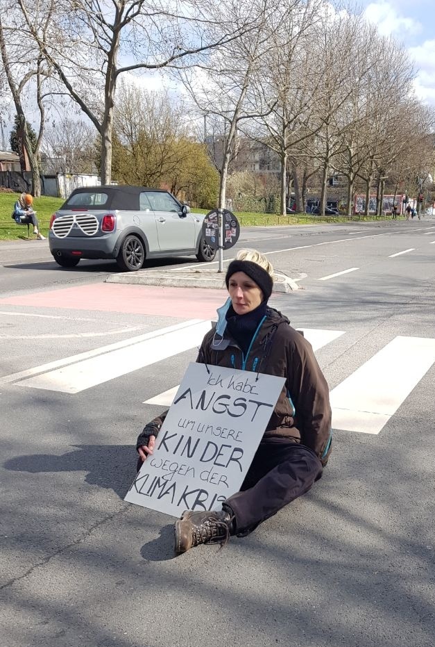 Mitten auf einer Kreuzung im Kölner Grüngürtel. #RebellionOfOne