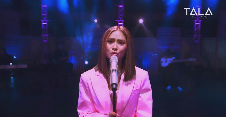 ABSCBNNews's tweet photo. Sarah belts out "Dulo," a track from her 2014 album "Perfectly Imperfect" https://t.co/TNFe4DLwfT