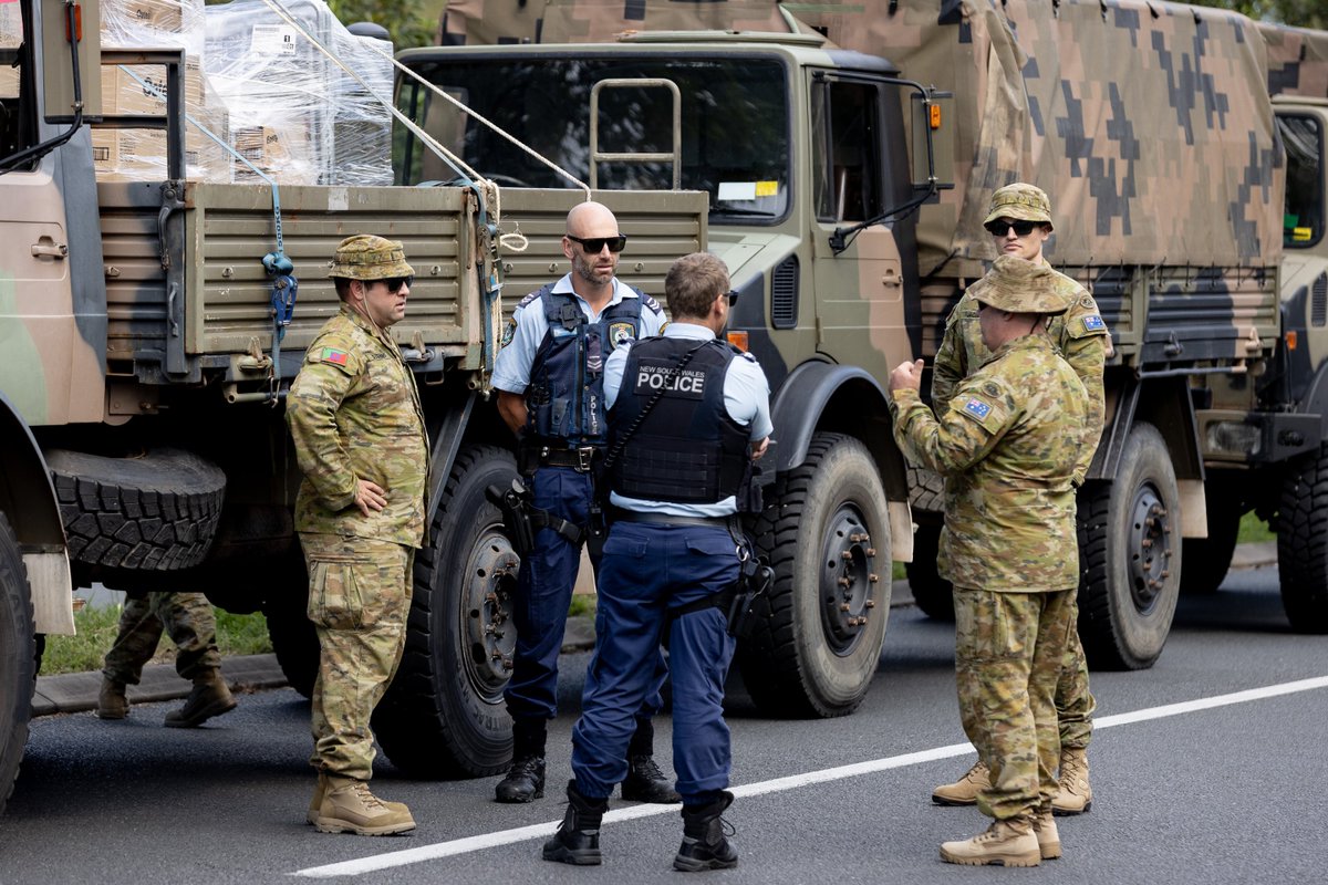 DefenceAust's tweet image. A helping hand and #DefenceCapability! 💪 The #AusArmy were greeted by @nswpolice today upon arriving with a convoy of trucks and personnel in Taree, in support of #OpNSWFloodAssist. 👏 #YourADF #NSWFloods #CommonGoals &amp;lt;2/2&amp;gt;