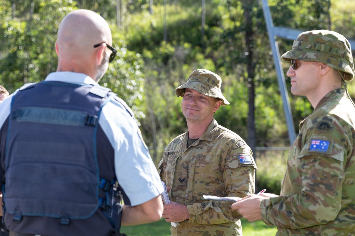 DefenceAust's tweet image. A helping hand and #DefenceCapability! 💪 The #AusArmy were greeted by @nswpolice today upon arriving with a convoy of trucks and personnel in Taree, in support of #OpNSWFloodAssist. 👏 #YourADF #NSWFloods #CommonGoals &amp;lt;2/2&amp;gt;