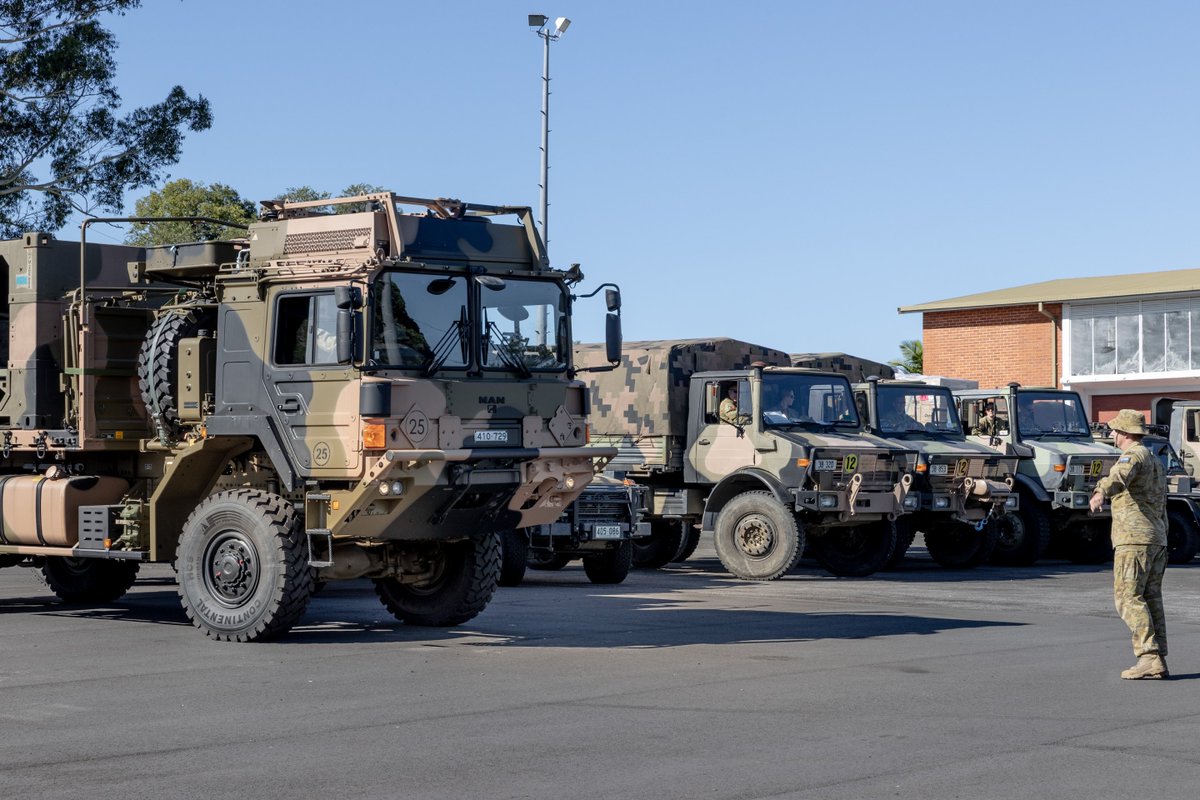 DefenceAust's tweet image. A helping hand and #DefenceCapability! 💪 The #AusArmy were greeted by @nswpolice today upon arriving with a convoy of trucks and personnel in Taree, in support of #OpNSWFloodAssist. 👏 #YourADF #NSWFloods #CommonGoals &amp;lt;2/2&amp;gt;