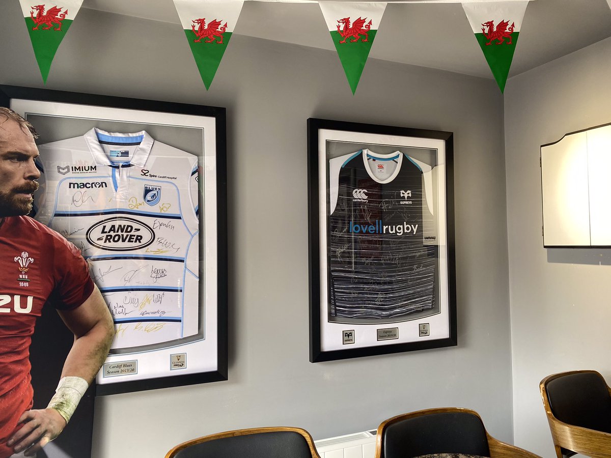 jenfa_lu's tweet photo. Finally adding the finishing touches to #Bustersbar! Thanks so much @CardiffFrame @paulmorris333 Paul, Marc & team for another great job! This time @Cardiff_Rugby & @ospreys taking pride of place👍🥰@ScottPugh79 @WelshRugbyUnion https://t.co/rYzoRAoUFQ