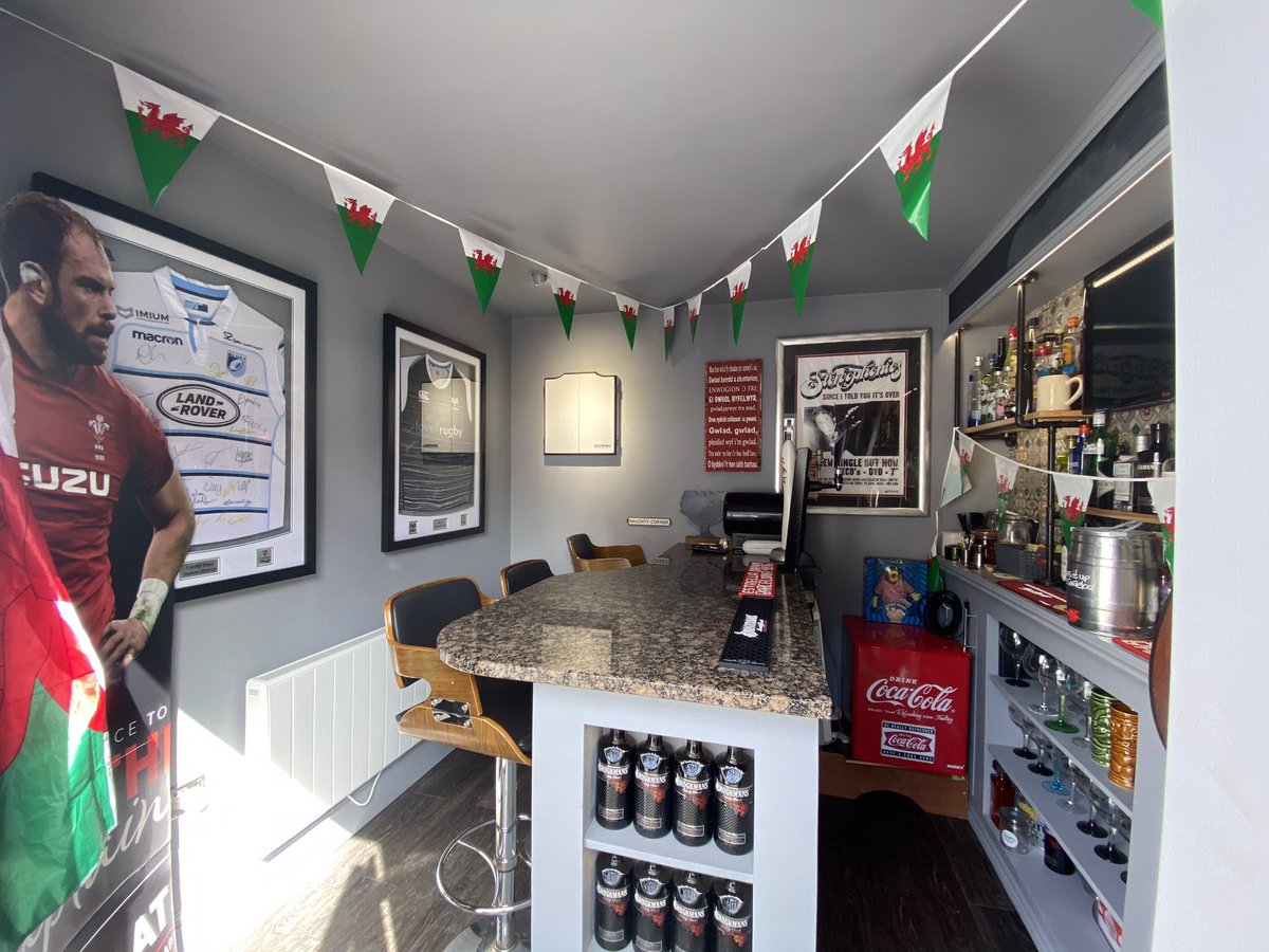 jenfa_lu's tweet photo. Finally adding the finishing touches to #Bustersbar! Thanks so much @CardiffFrame @paulmorris333 Paul, Marc & team for another great job! This time @Cardiff_Rugby & @ospreys taking pride of place👍🥰@ScottPugh79 @WelshRugbyUnion https://t.co/rYzoRAoUFQ