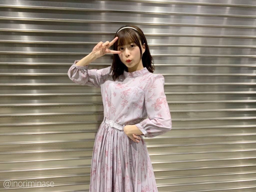 声優さんと服 水瀬 いのり Redyazel オリジナルリゾートプリントプリーツスタンドワンピース ミディアムグレー T Co 4hm8jk6kts T Co Yjqz4d0cab Twitter