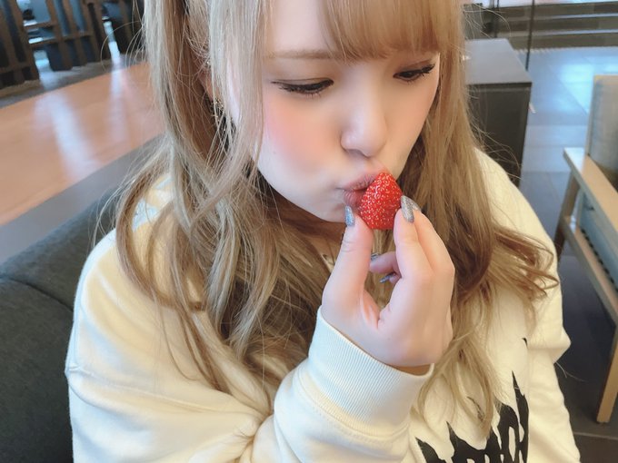 ちゅっ💋ちゅっ💋あーん❤️ 今日はOnlyFans、fantiaお休みです🙏🏻 FANZAオークション終了まであと1日です☺️✨毛玉シミ汚れなどなど日々を共に過ごした下着お迎えしてね👼🏻🌸 https://t