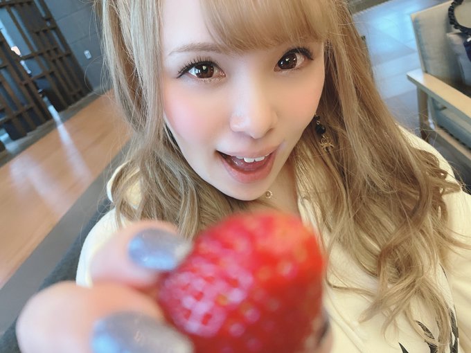 ちゅっ💋ちゅっ💋あーん❤️ 今日はOnlyFans、fantiaお休みです🙏🏻 FANZAオークション終了まであと1日です☺️✨毛玉シミ汚れなどなど日々を共に過ごした下着お迎えしてね👼🏻🌸 https://t