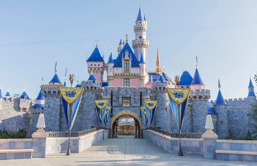 #Disneyland will be reopening on April 30.
But our expert says: don't make any plans just yet.

Here's why: https://t.co/pnEFa0DzIE

#Disneylife #Disney https://t.co/B4s9p7bj8n