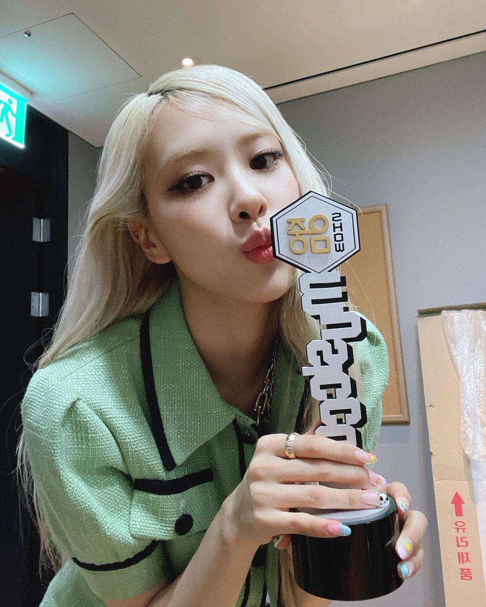 AvocadoChae1102's tweet photo. Congratulations ROSÉ 🏆 vậy là chiếc cup thứ 4 rồi ấy ạ 😍 #Rose4thWin #OnTheGround4thWin #ROSÉ #로제 https://t.co/H7PNzvjKxH