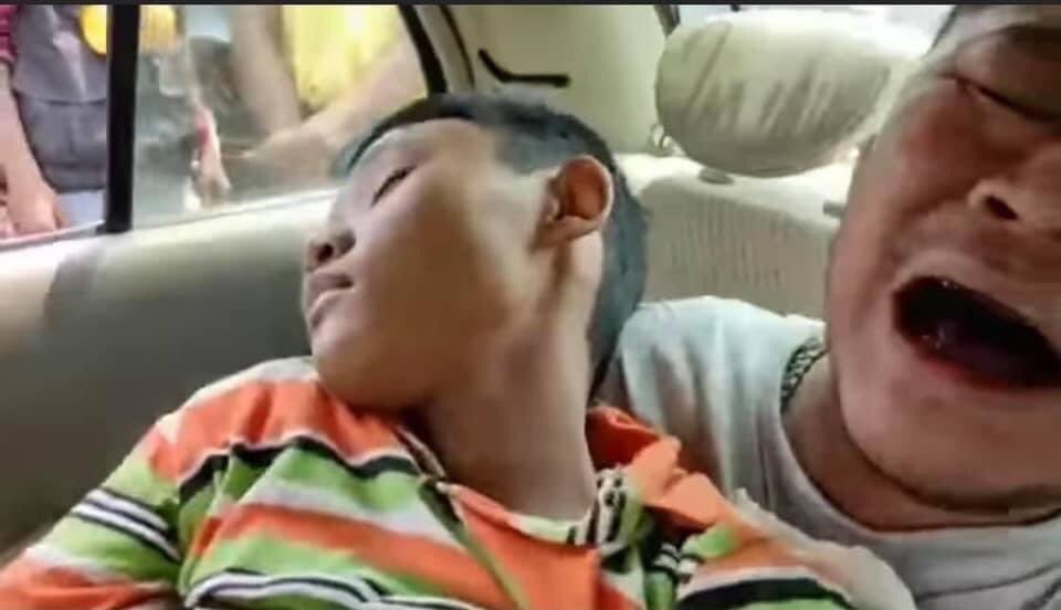 XxxOutra's tweet photo. Please stop this inhumane act by #myanmarmilitary❌‼️
#WhatsHappeningInMyanmar #CrimesAgainstHumanity #Mar27Coup #SaveChildren 
@RapporteurUn @GCR2P @NadiraKourt @UNICEF @UNICEFUSA @UNICEFIndia @UNICEF_uk @unicef https://t.co/s1esquUw8e
