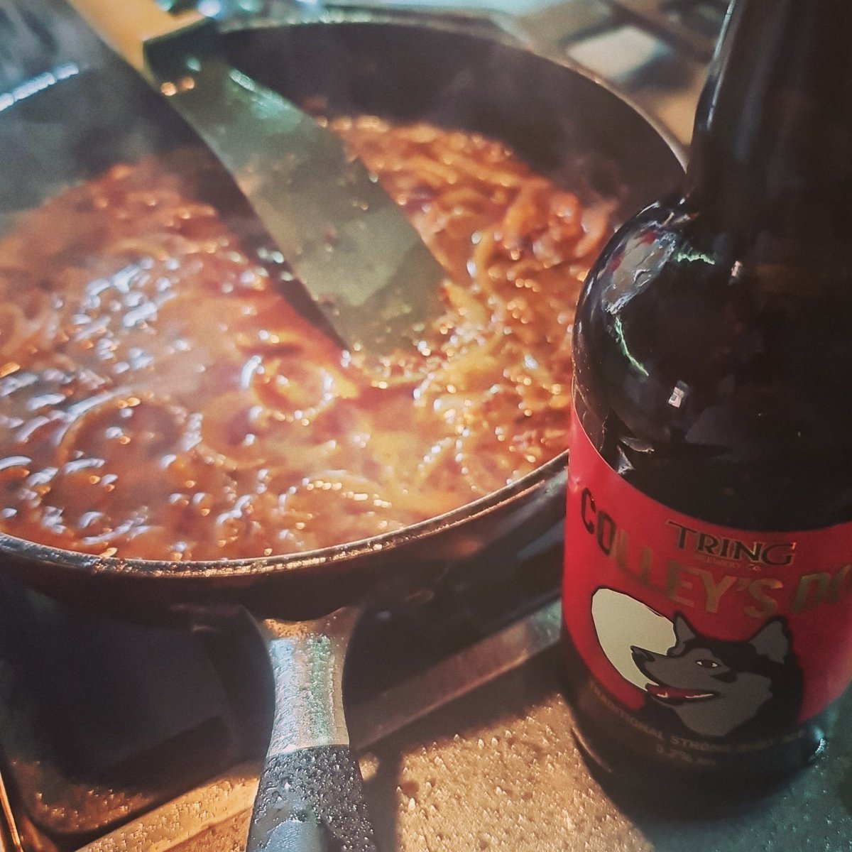 RichardFWatson's tweet photo. Softening and browning sliced onion and garlic in a good ruby ale with a slug of brandy #saviourskitchen @TringBrewery #colleysdog https://t.co/xy1K59aXQf