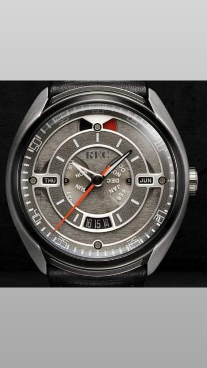 Montres REC. Fabriquée avec des 
pièces de Porsche 911.Chaque montre est unique, fabriquée à la main pour une finition exceptionnelle. Prix: 1439€.