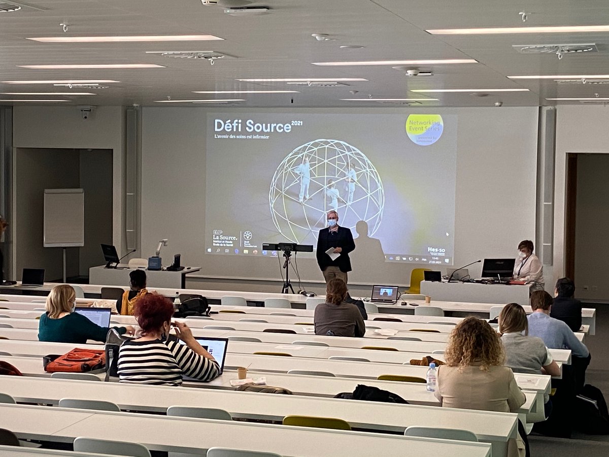 defi_source's tweet photo. Introduction de la 2ème partie du PITCH DAY par Jacques Chapuis, directeur de l'Institut et Haute Ecole de la Santé La Source. Les pitcheurs de projets vont bientôt se lancer. 🔥 https://t.co/J6EJYunnQ2