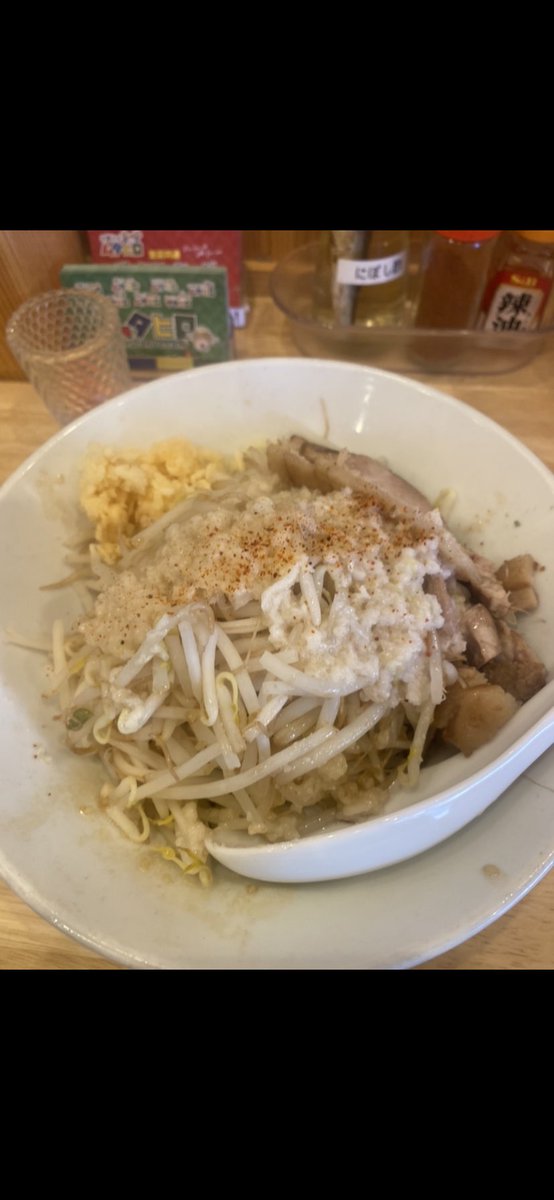net44293975's tweet photo. 国立市ムタヒロさんの汁なし二郎系ラーメン
ニンニクがガツンときいてめちゃくちゃうまかったです
＃国立市　#ムタヒロ　#二郎系 https://t.co/HbVVNVu9G4
