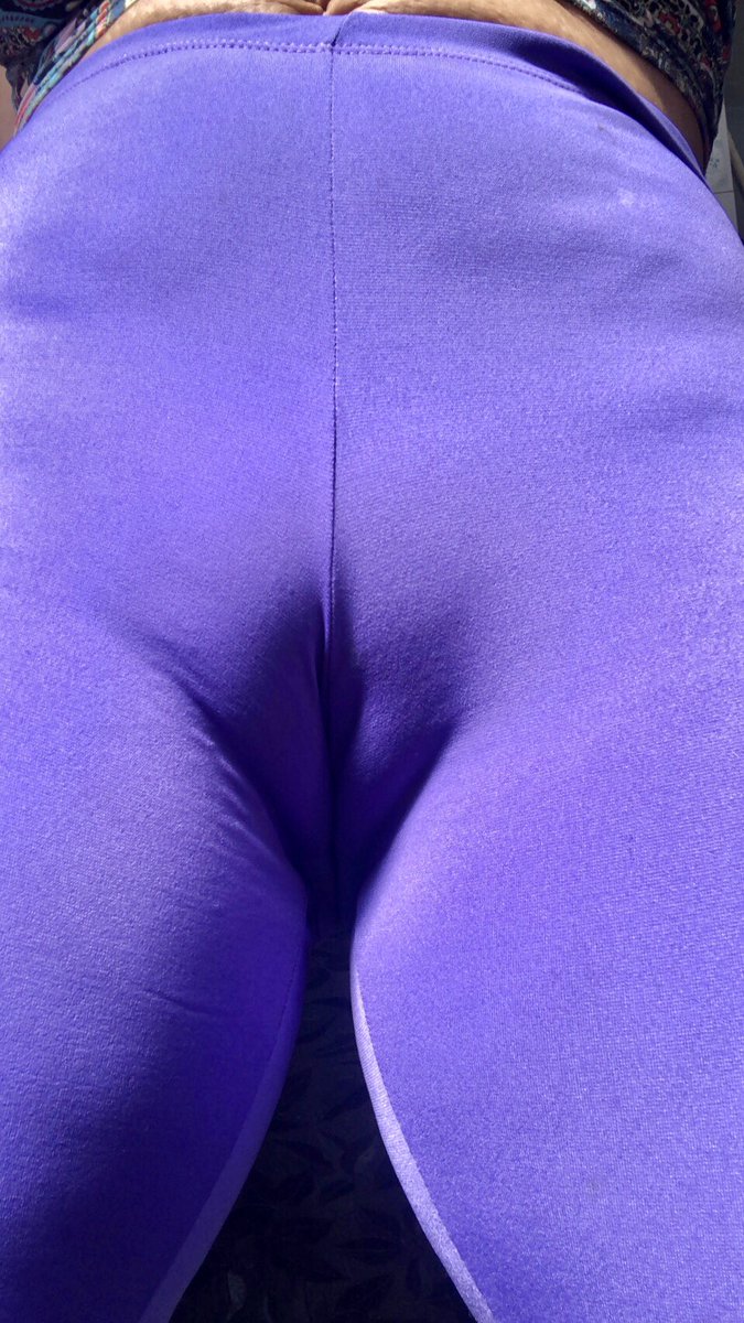 Aí você bate na porta e sua vizinha abre assim:
Você ia conseguir disfarçar? Rsrs 
Qnd essa foto tiver 30 RT posto um vídeo pra vcs verem o movimento da calça entrando 🤤
