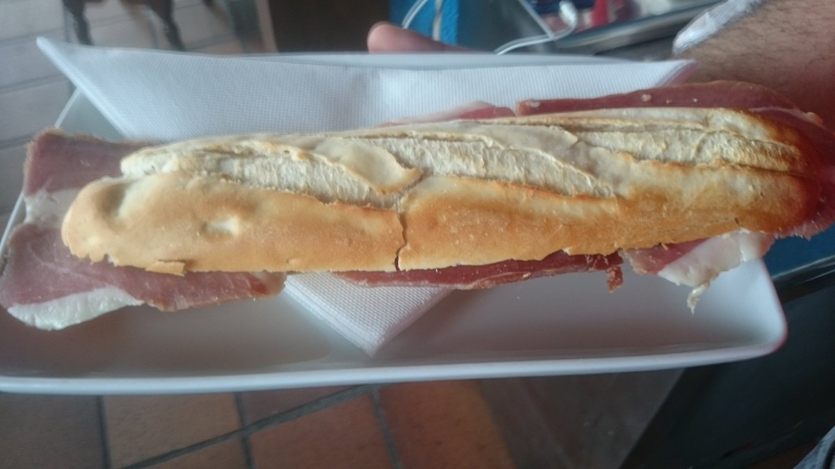 Elguariche's tweet photo. Unas patatas tres salsas y bocata de jamón https://t.co/Epgj7CpQjh