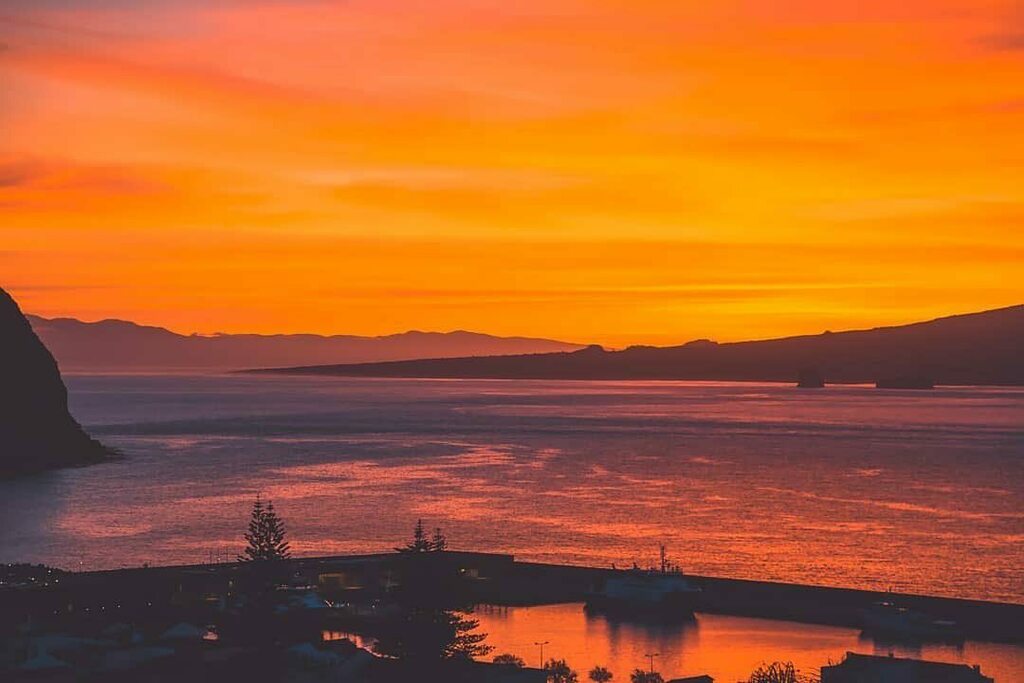 AzoresWhatElse's tweet photo. Photo by @vaniasousagoncalves Morning colors 🏝️🌞❤️
#faialisland #Horta #City #triangleislands #azoreangirl #sunrise #goldenhour #lifestyle #landscape #instagramer #instagod #instaphoto #instadaily #sun #sunlight #roamtheplanet #WorldTravelBook #justgoshoot #igTravel #lifeo… https://t.co/tGls3qy8lA
