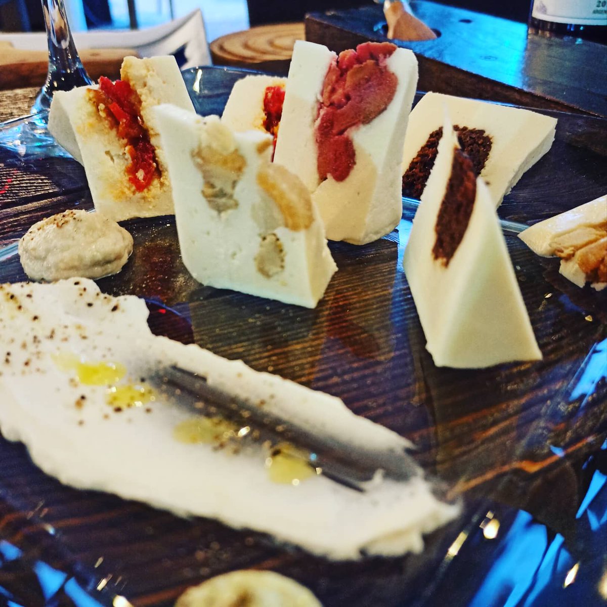 alambiqueranch's tweet photo. Hoy se celebra el #díamundialdelqueso Para nosotros es un estilo de vida lo llevamos en la sangre y lo hacemos con amor....
FELÍZ DÍA CHEESELOVERS ❤️
#ElArtesanoDelQueso #QuesoReed #queserias #DiaInternacionalDelQueso #quesosgourmet #artevenezolano #quesosrellenos #chefcheese https://t.co/PdlxxqYbtK