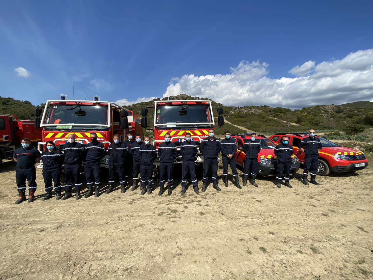 atdeperetti's tweet photo. Félicitations aux 12 nouveaux CA FDF 🚒 du @sdis2b. Un grand merci aux formateurs, à la base @SecCivileFrance du #dragon2b 🚁 et une mention spéciale pour l’équipe simu. https://t.co/BKNtl3xtnN