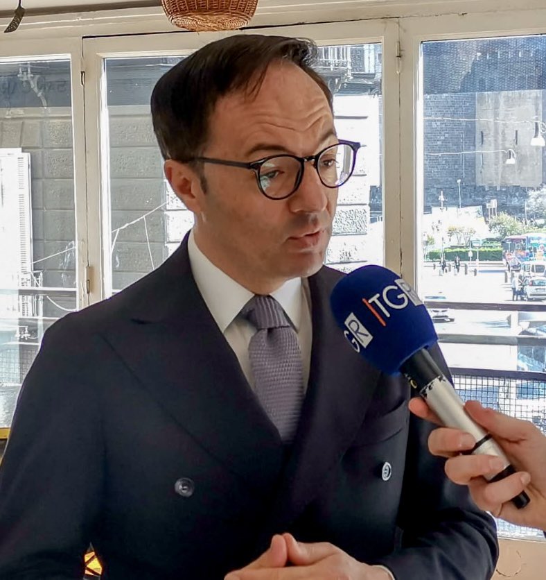 v_schiavo's tweet photo. Questa sera alle 19.30 interverrò al L @tgr_campania di @RaiTre per dare voce alle nostre aziende, abbandonate dal Governo e da un Decreto Ristori inadeguato, insufficiente e sbagliato.  @Confesercenti https://t.co/8sMfAJ2Wsu