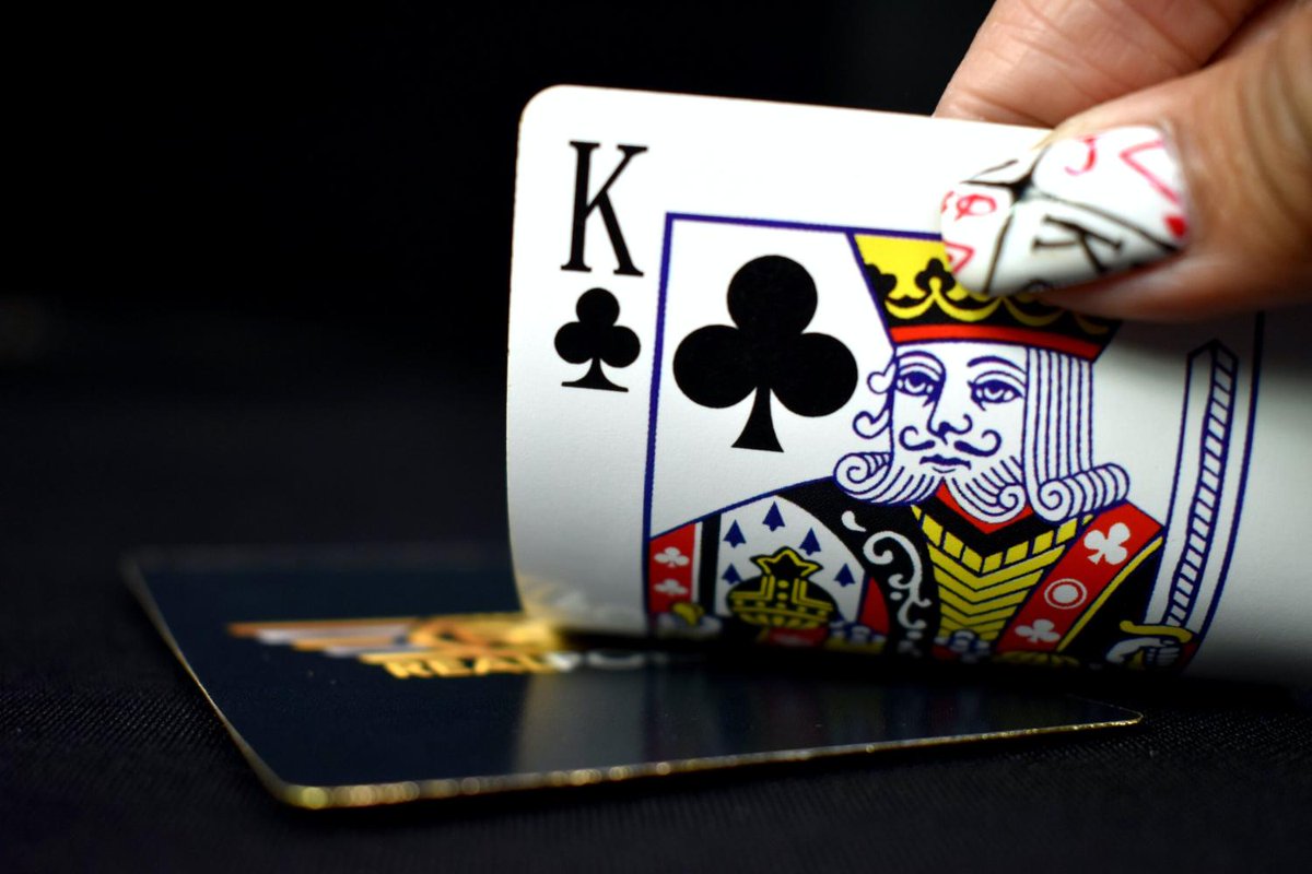 ConversationUS's tweet photo. Robinhood's trading app uses features commonly found in video games and casinos to make investing more fun, and hide the  real risks involved (via @ColoradoStateU, republished by @TechXplore_com)  https://t.co/ndn8vcTAxJ https://t.co/nZcE8arAXL