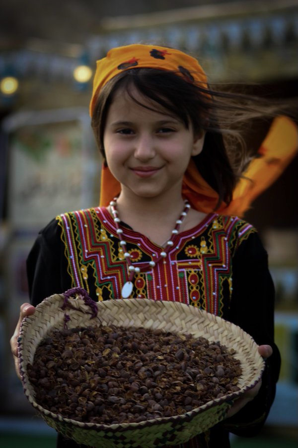 aboasil1389's tweet photo. في #مهرجان_البن_الخولاني8 طفلة باللباس الجبلي في محافظة الدائر بيني مالك بجازان تحمل محصول البن بكلتا يديها وتحمل معه النظرة للمستقبل . https://t.co/HjQCja4B2u