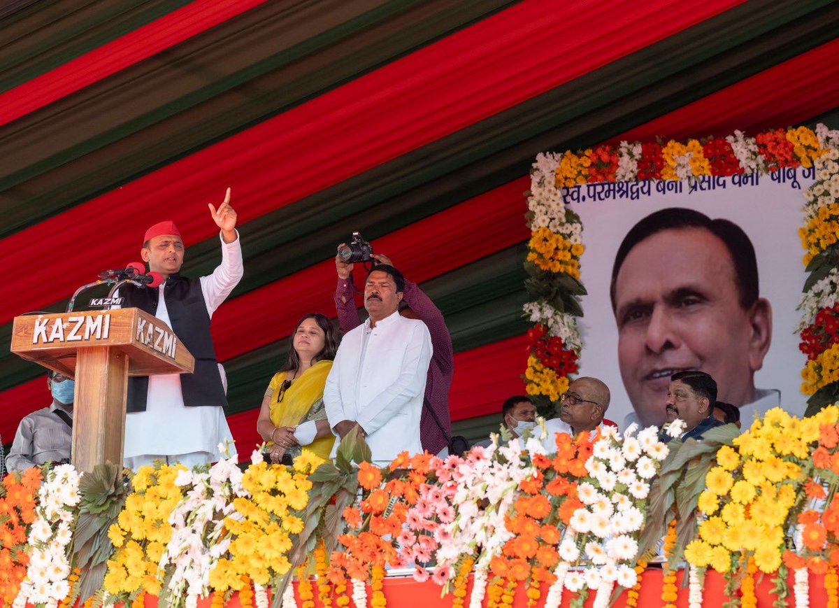 yadavakhilesh's tweet photo. मिला बाराबंकी का आशीर्वाद 
फिर से आयेगी सपा सरकार!! https://t.co/4E7wIJhftm