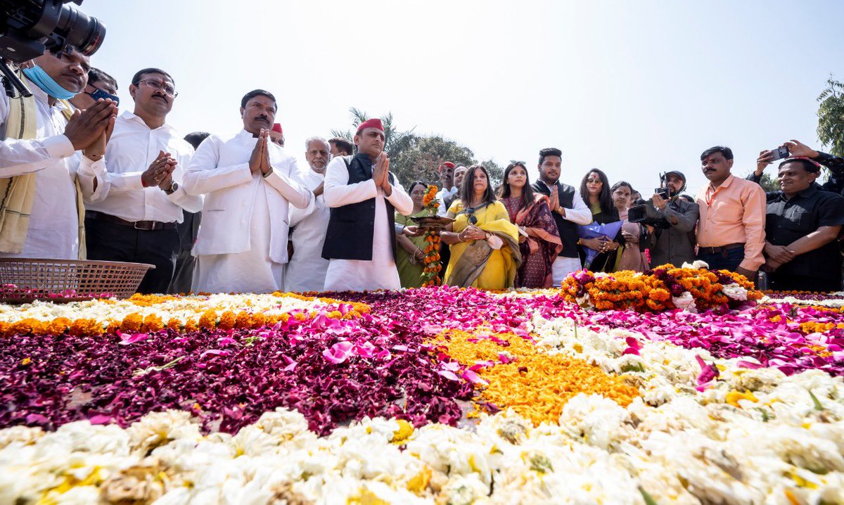 yadavakhilesh's tweet photo. मिला बाराबंकी का आशीर्वाद 
फिर से आयेगी सपा सरकार!! https://t.co/4E7wIJhftm