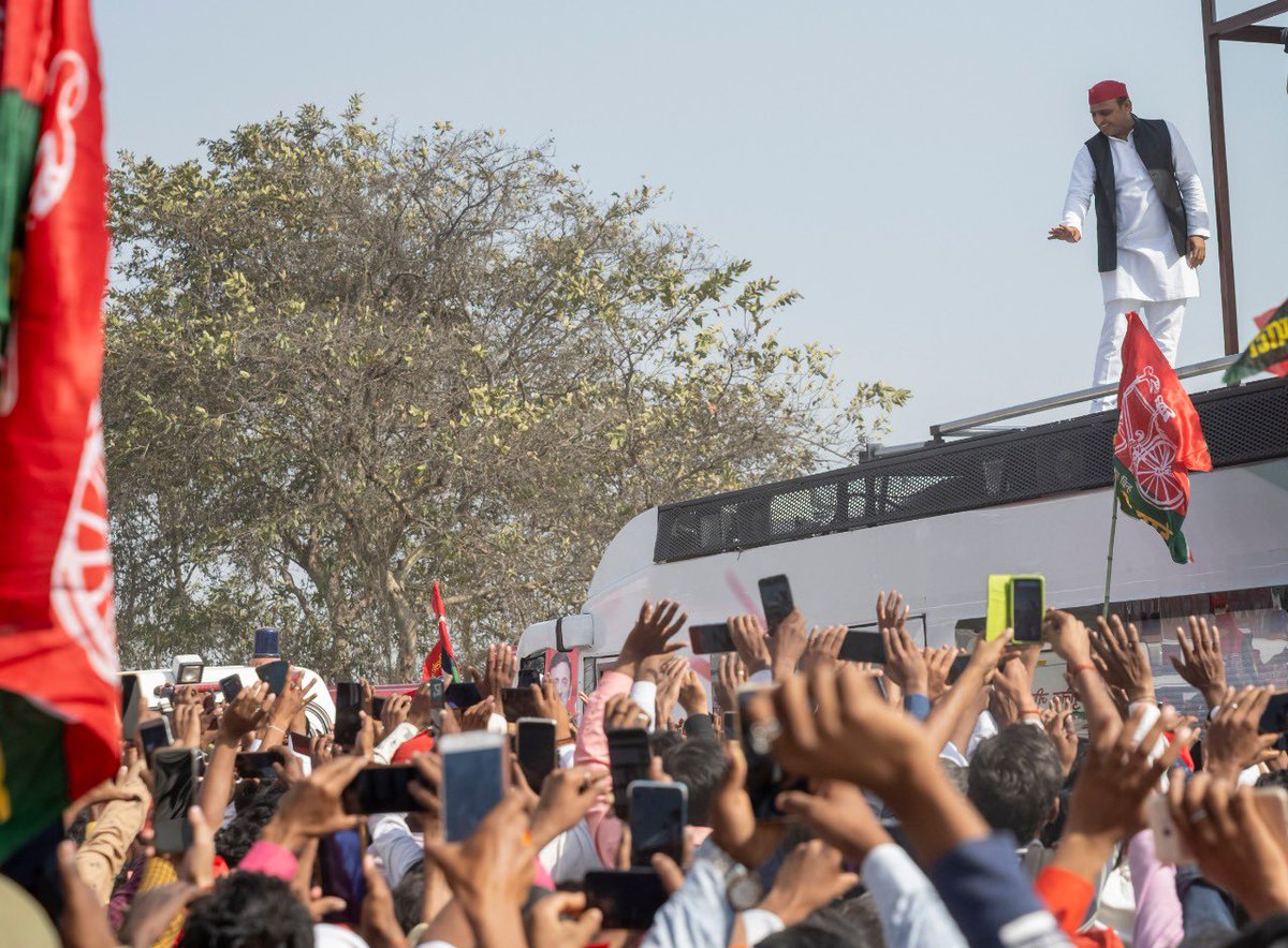 yadavakhilesh's tweet photo. मिला बाराबंकी का आशीर्वाद 
फिर से आयेगी सपा सरकार!! https://t.co/4E7wIJhftm